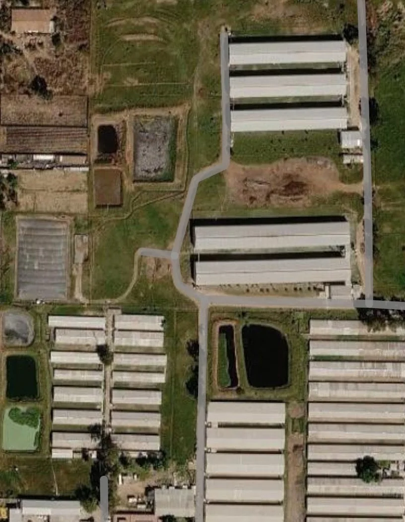 La granja y sus lagunas, desde el aire: de ahí sale el gas.