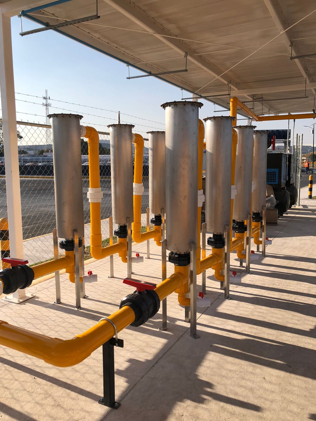 Batería de filtros: el gas se limpia antes de llegar al motor, no después.