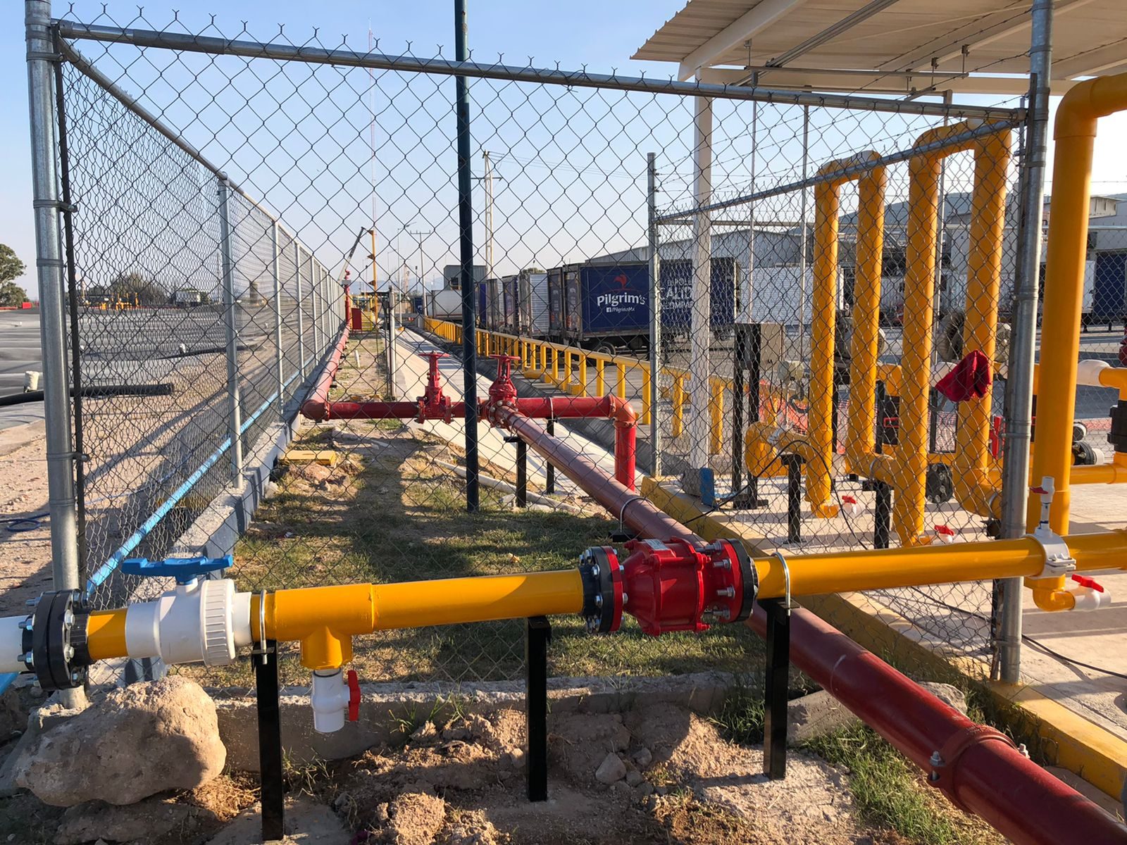 Corredor de servicios: biogás en amarillo, agua en rojo.