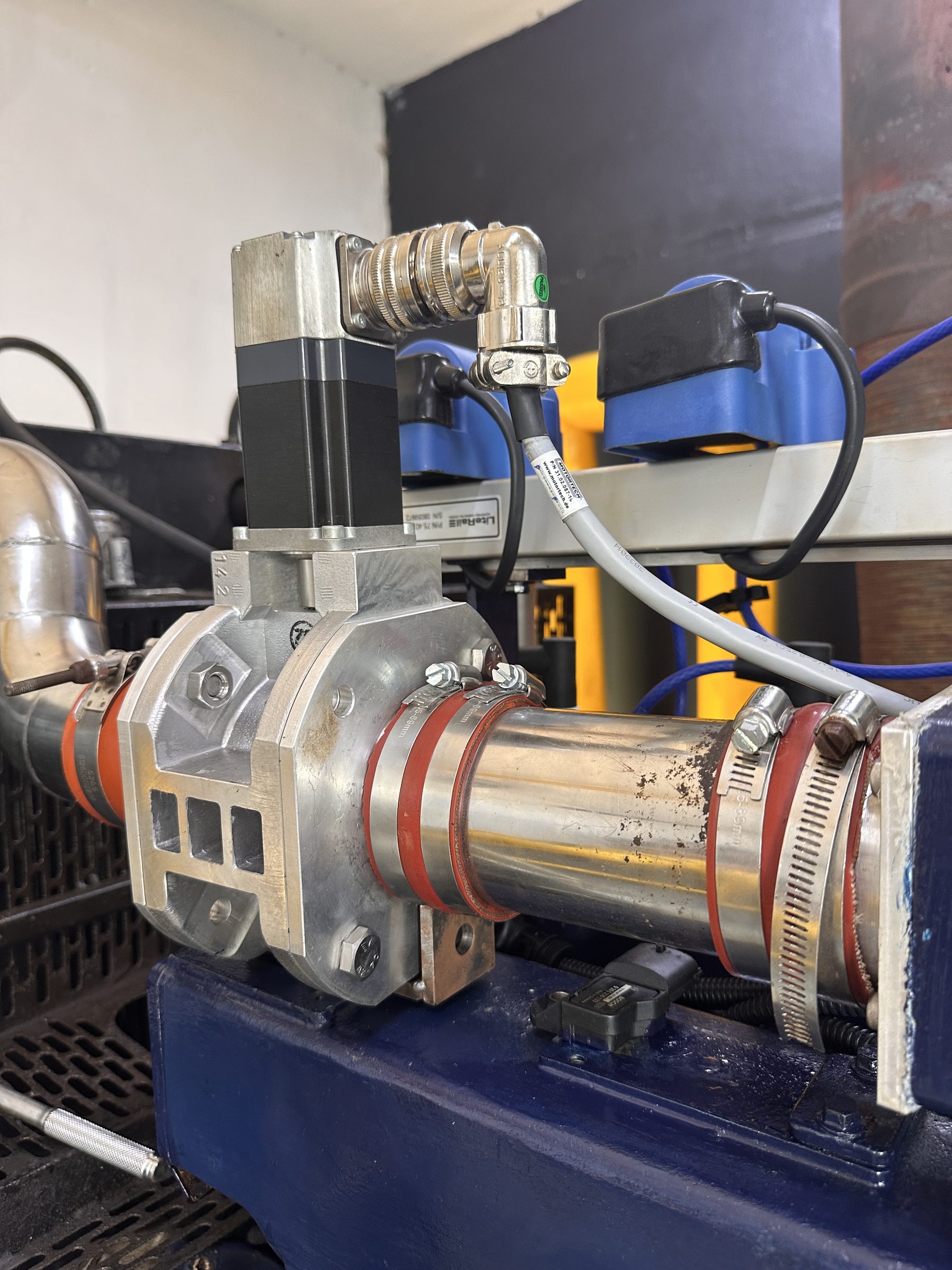 Turbo y mezclador montados sobre el motor.