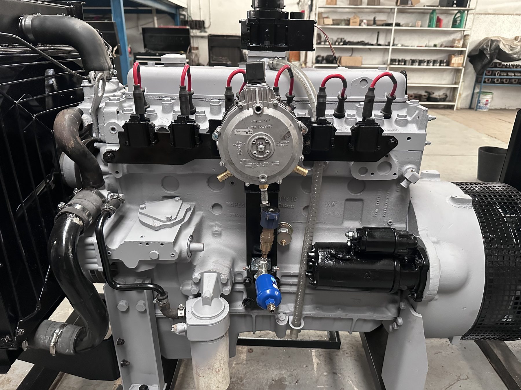 Motor preparado para gas en nuestro taller, antes de montarse sobre el patín.