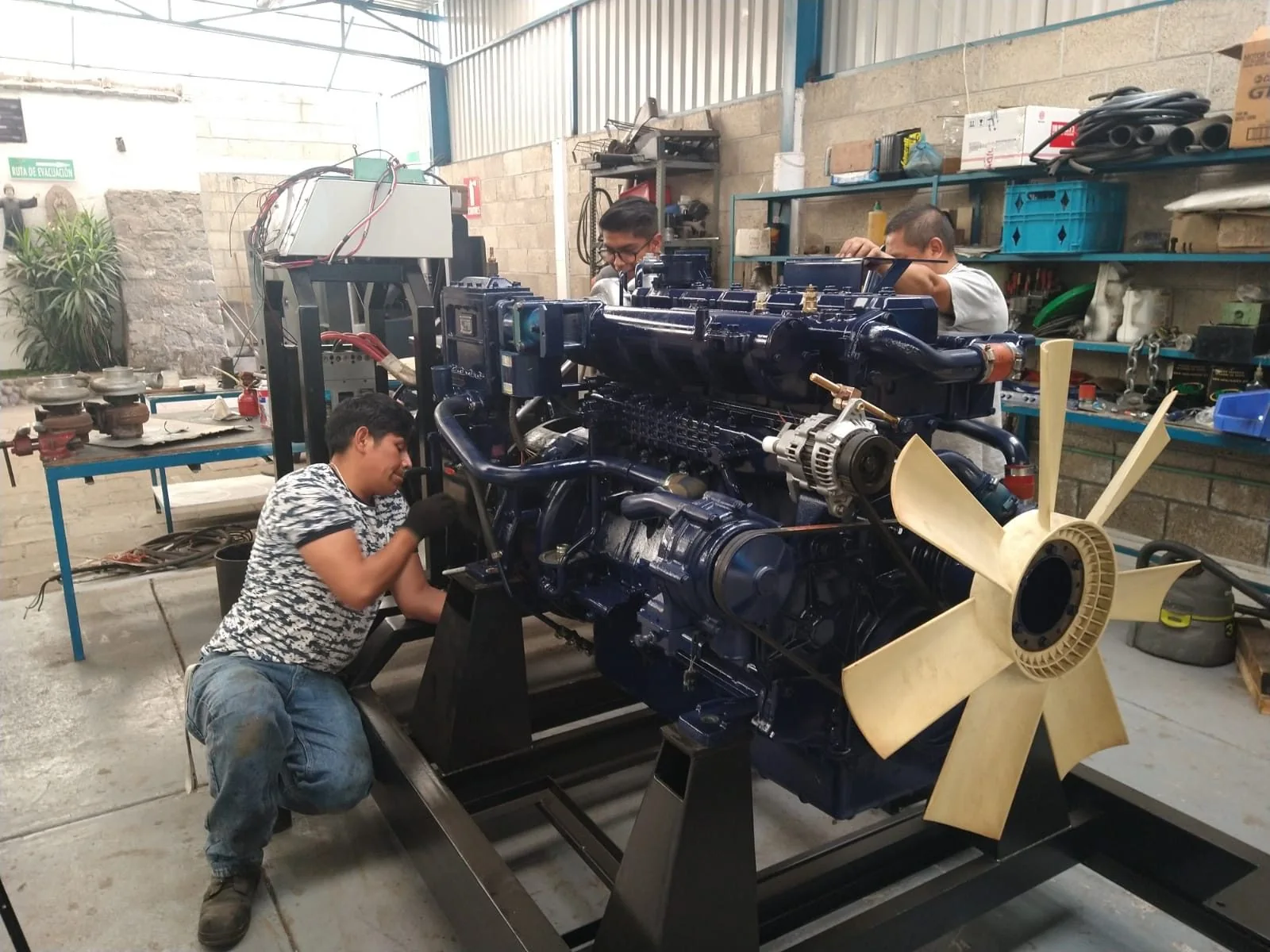 Armado del motogenerador en taller propio.