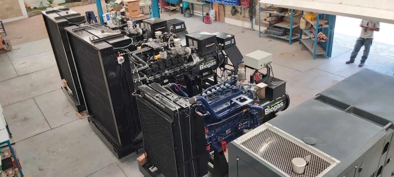 Dos motogeneradores a biogás de la línea BIO en nuestro taller, vistos desde arriba