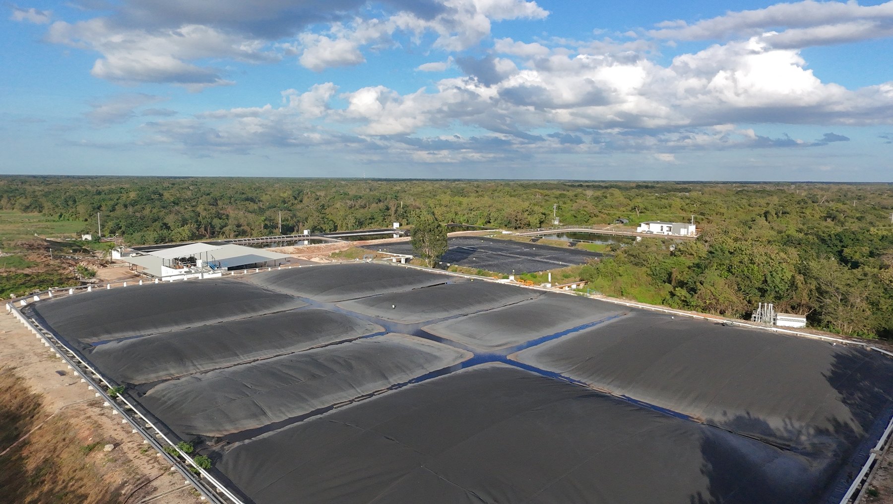 Vista de la cubierta desde el borde. Las costuras y el anclaje perimetral son lo que sostiene la hermeticidad del sistema.