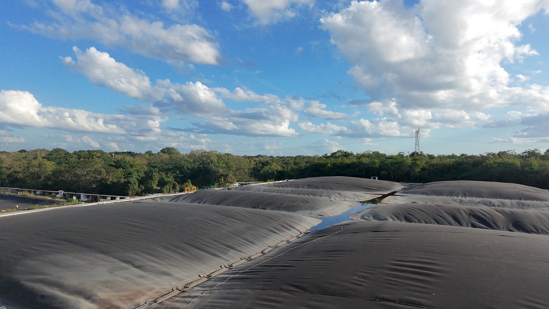 Laguna de pulimento junto al digestor cubierto. El agua tratada sale del proceso, no entra a él.