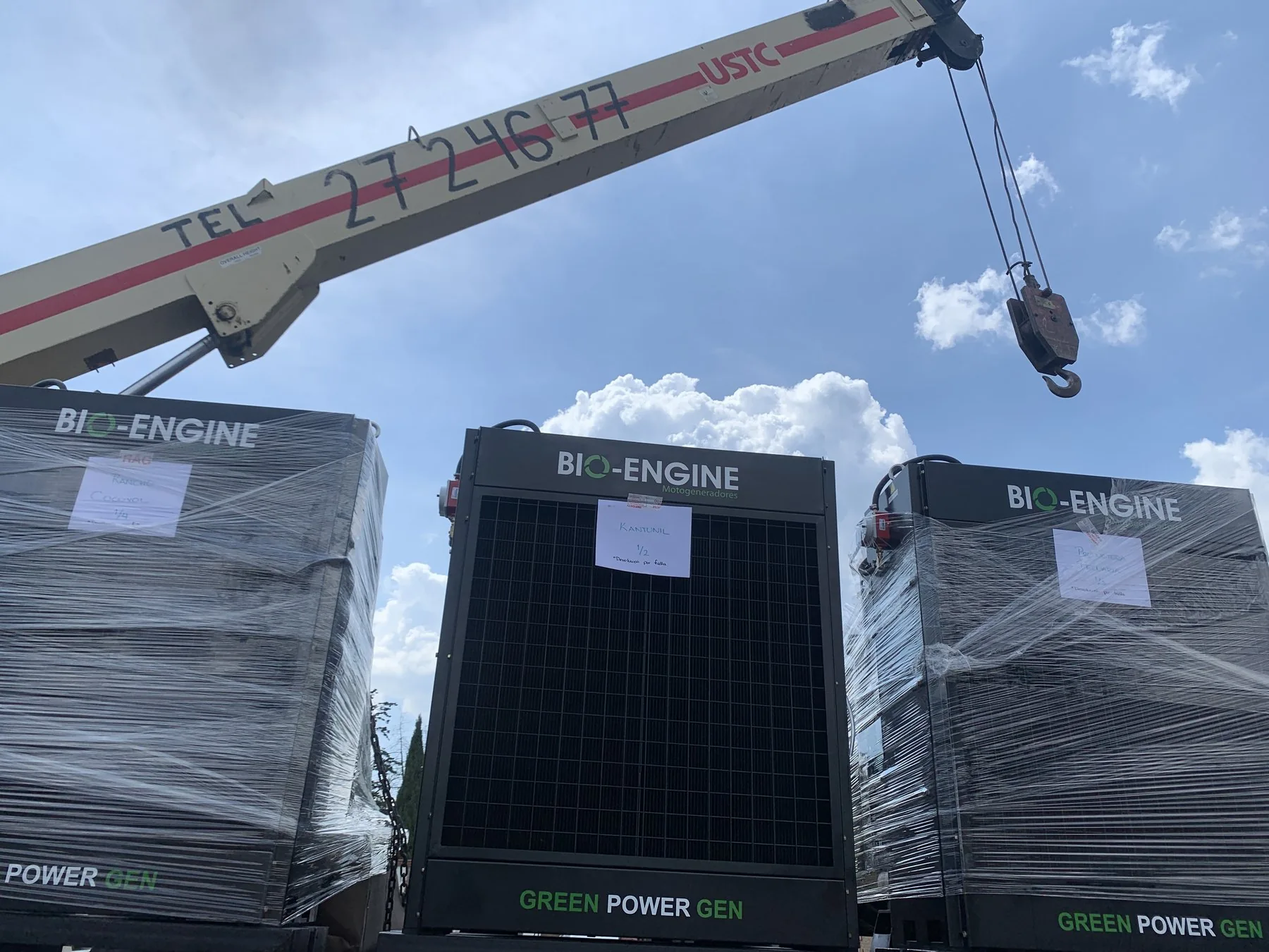 Montaje del equipo: izaje de los radiadores del motogenerador durante la instalación.