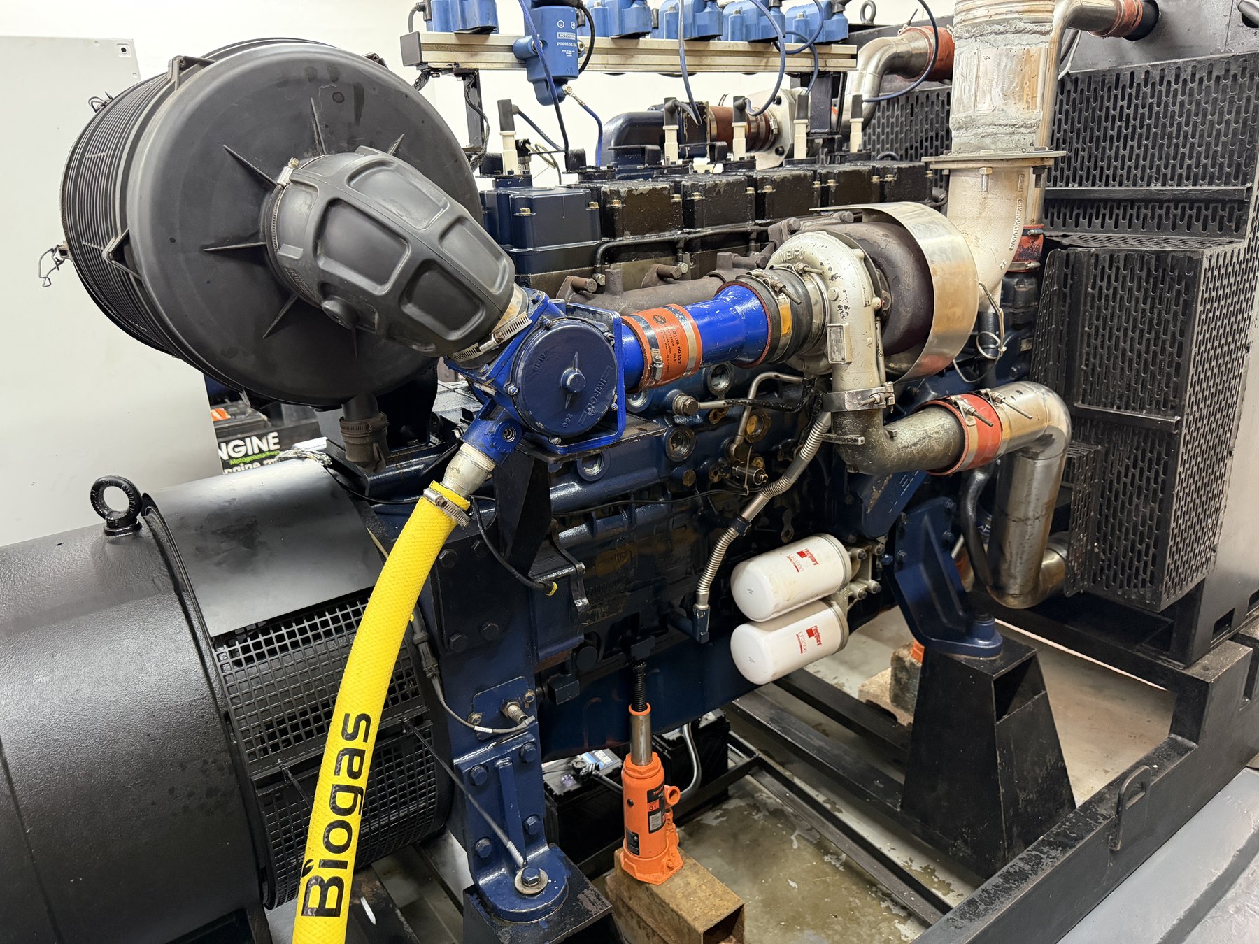 Mezclador, turbo y línea de biogás del 6M21 convertido. La manguera amarilla es la acometida de gas al motor.