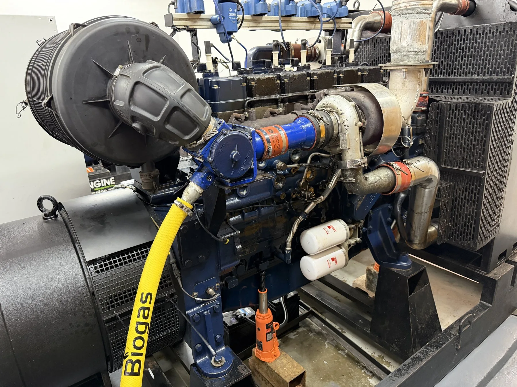 Mezclador, turbo y línea de biogás del 6M21 convertido. La manguera amarilla es la acometida de gas al motor.