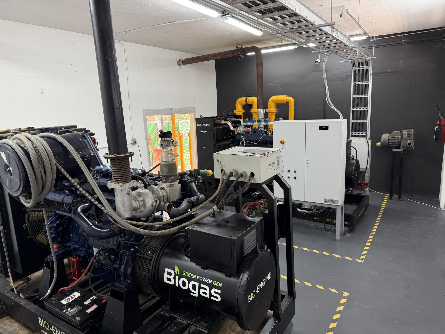 La sala de máquinas: motogenerador de biogás y tableros de control y sincronía.