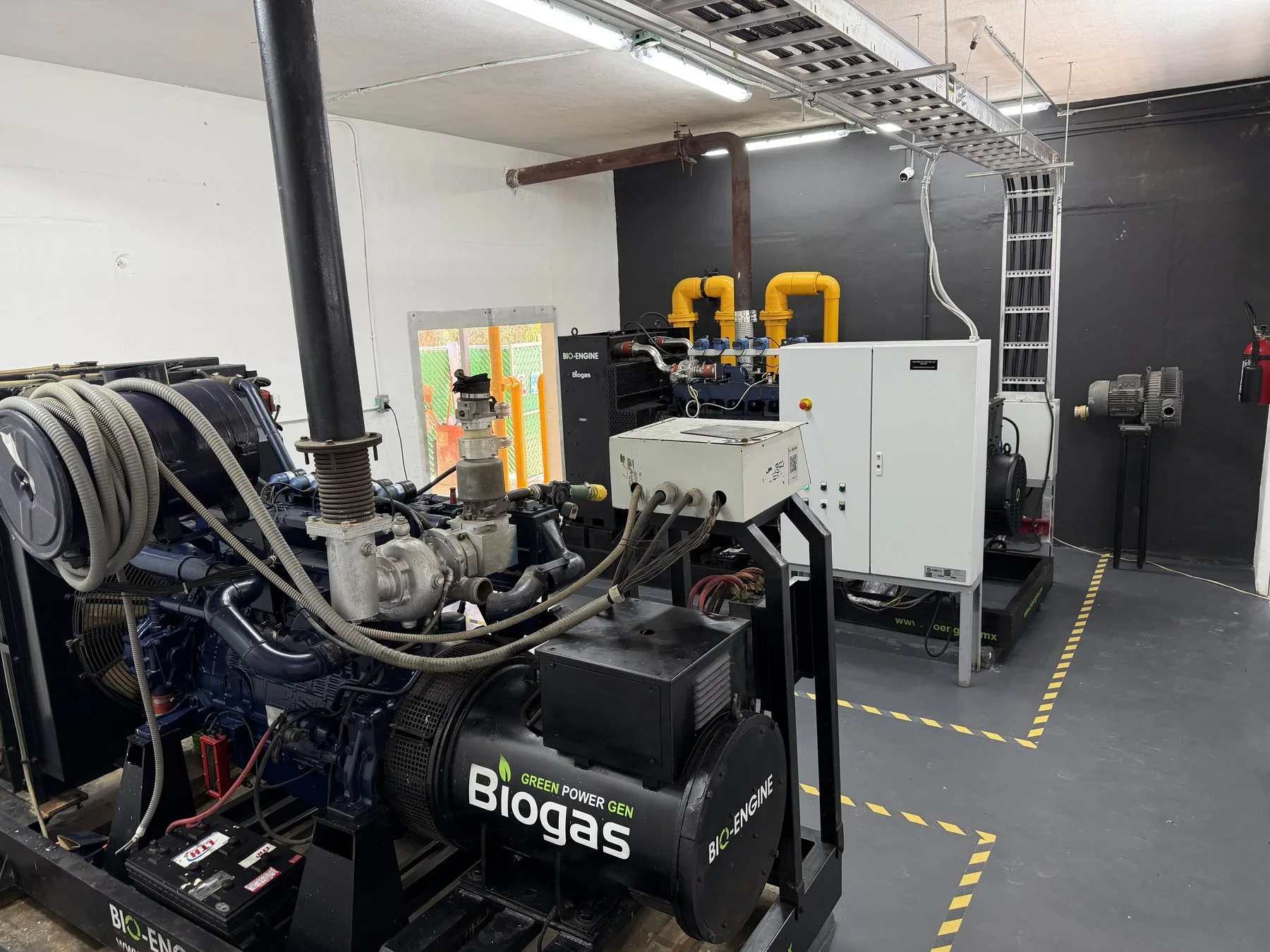 La sala de máquinas: motogenerador de biogás y tableros de control y sincronía.
